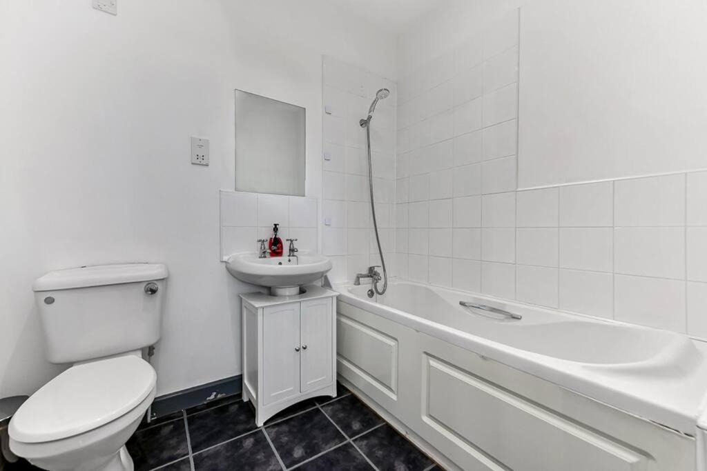 Large Group & Contractor Booking! Duplex W/Parking Milton Keynes Exteriör bild