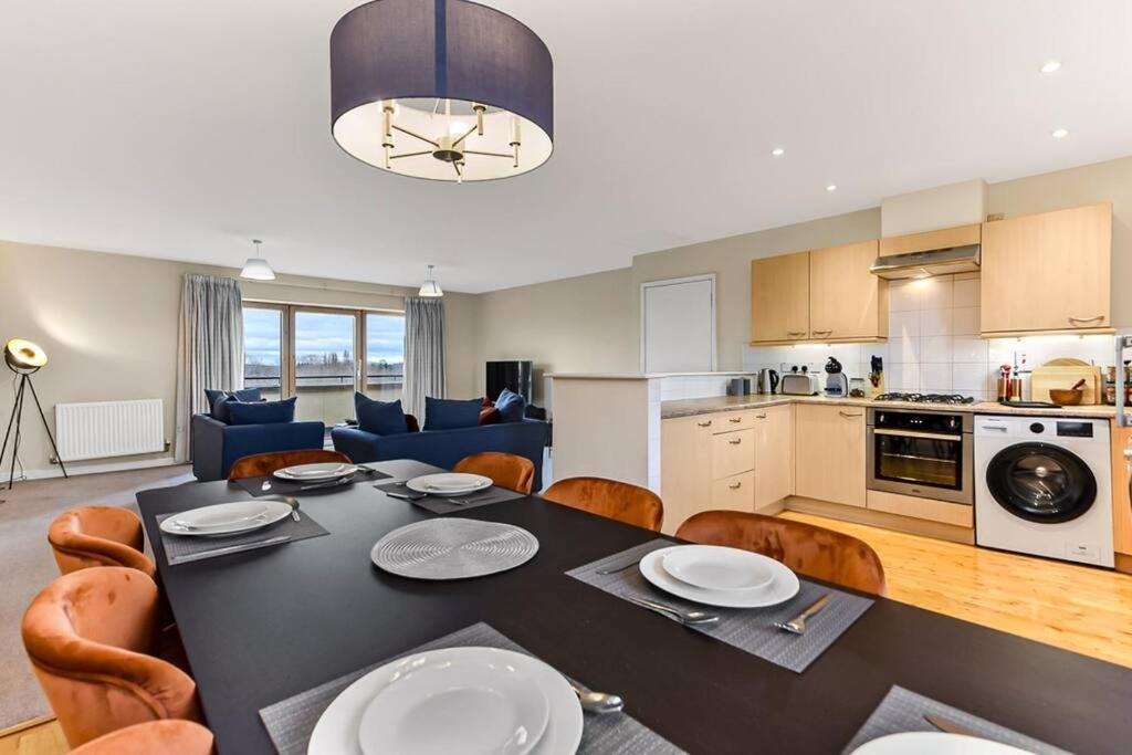 Large Group & Contractor Booking! Duplex W/Parking Milton Keynes Exteriör bild