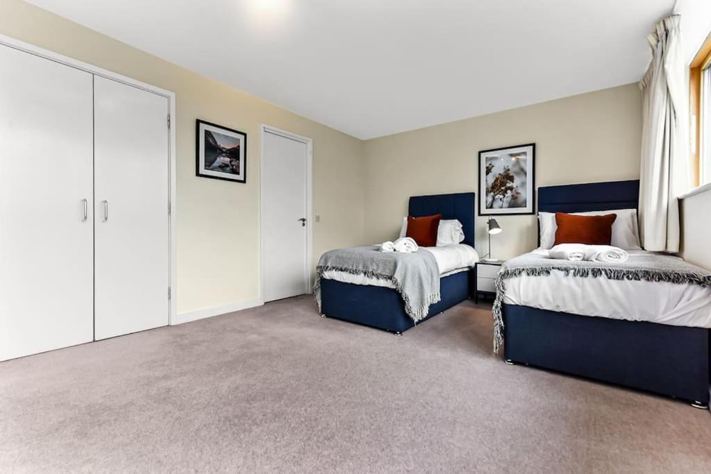 Large Group & Contractor Booking! Duplex W/Parking Milton Keynes Exteriör bild