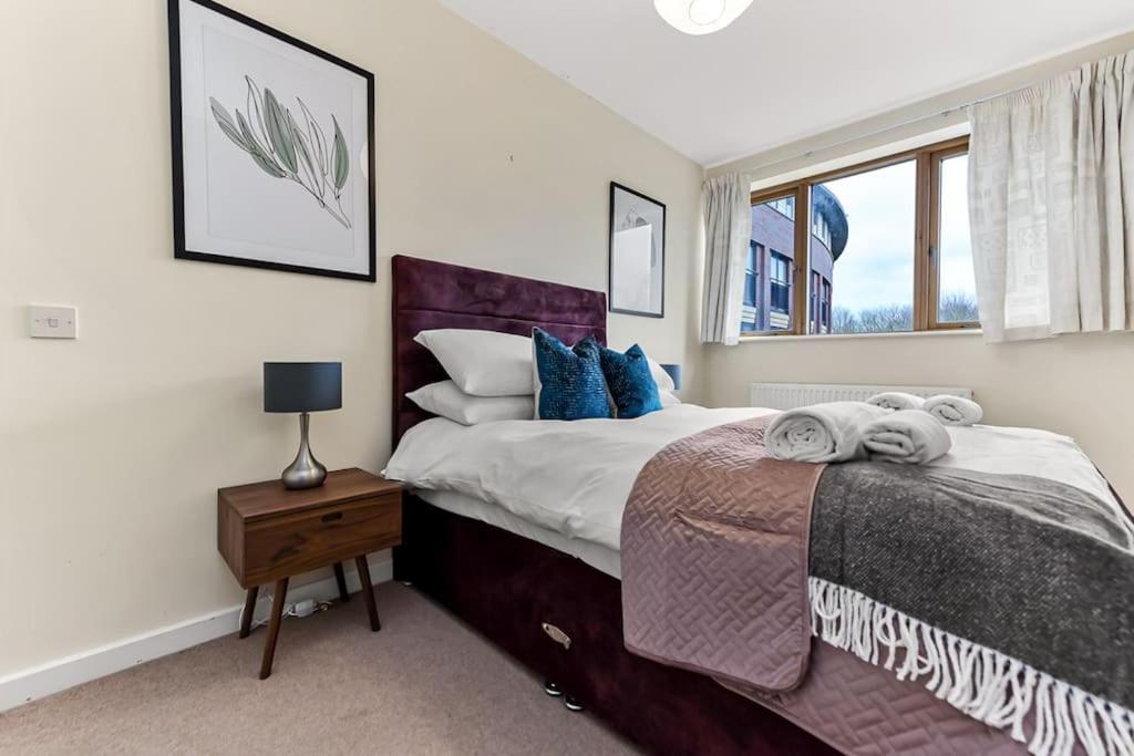 Large Group & Contractor Booking! Duplex W/Parking Milton Keynes Exteriör bild