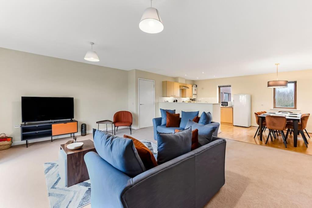 Large Group & Contractor Booking! Duplex W/Parking Milton Keynes Exteriör bild