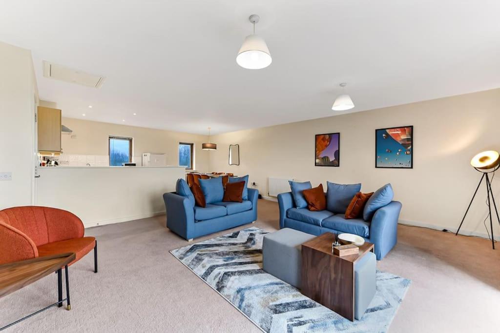 Large Group & Contractor Booking! Duplex W/Parking Milton Keynes Exteriör bild